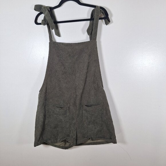 Green corduroy jumper shorts with pockets size large - Picture 1 of 4